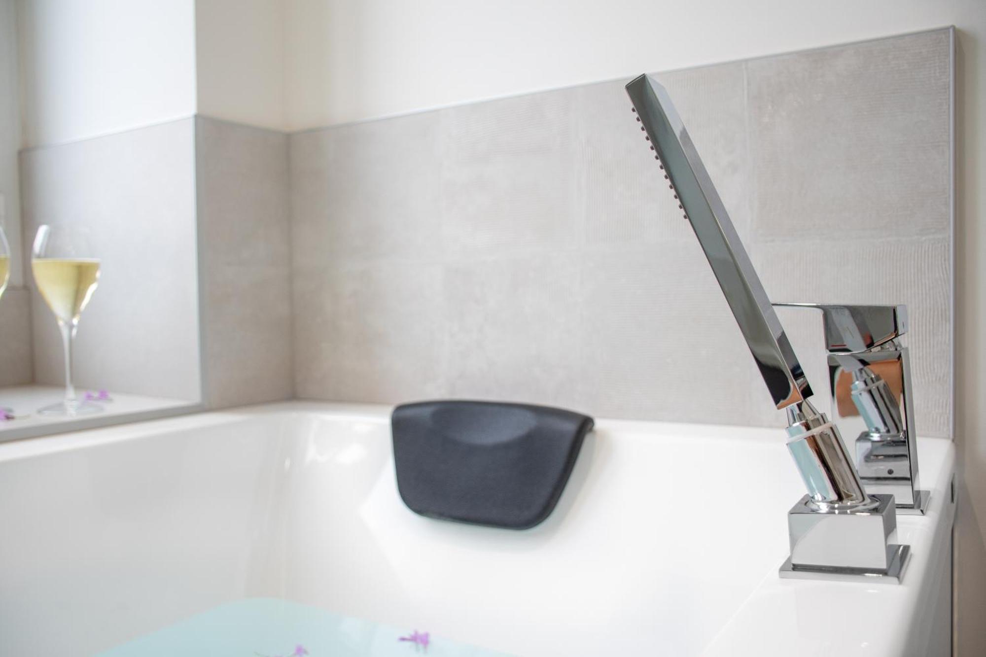 L'Appartement Des Ducs Avec Baignoire Double Nantes Luaran gambar